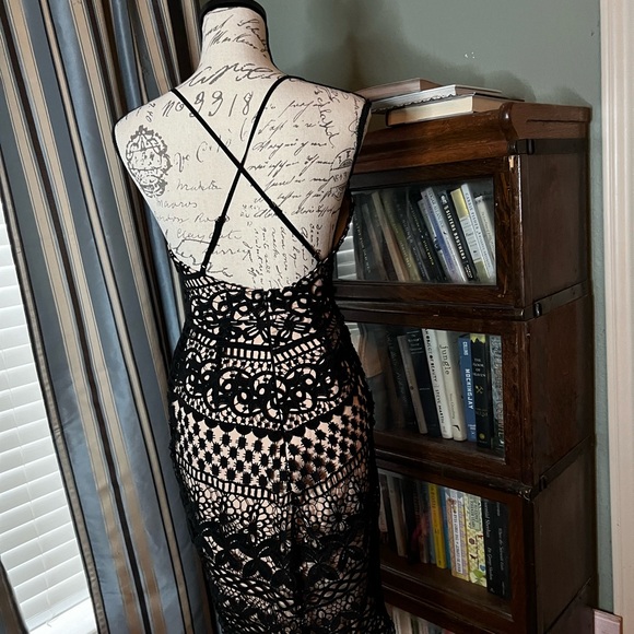 Gorgeous ASTR lace dress - Picture 3 of 5